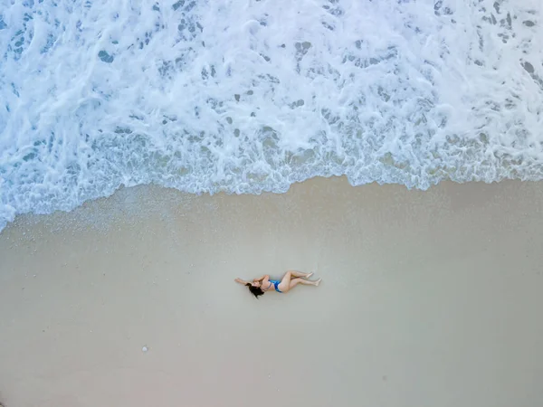 Shora Pohled Ženu Modrých Plavkách Mořské Pláži Krásné Vlny — Stock fotografie