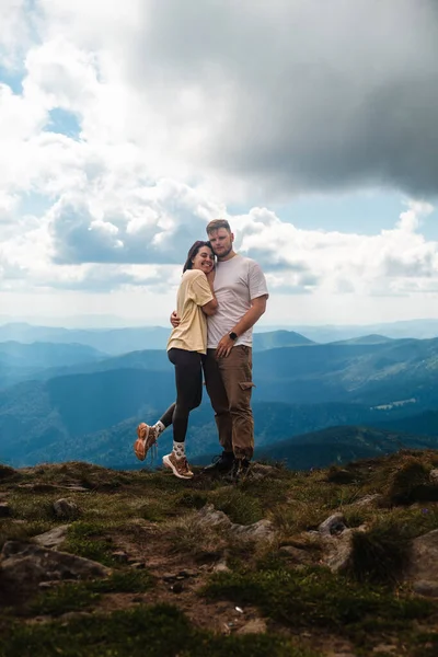Carpathian Dağı Ndaki Çift — Stok fotoğraf