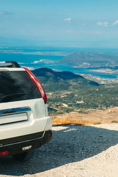 SUV araba seyahati kavramı Lefkada adası Yunanistan boşluğu kopyaladı