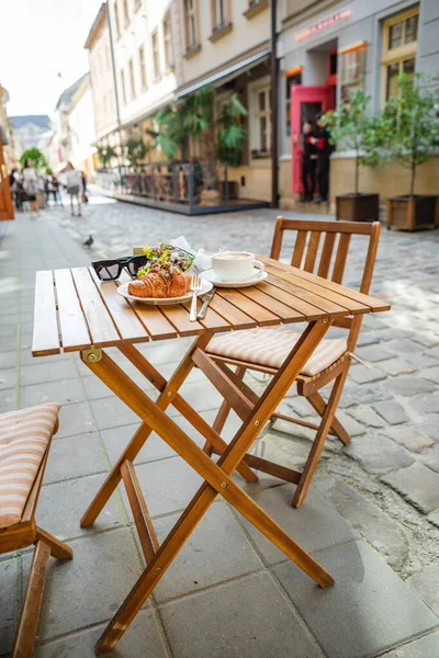 Yazlık terasta kruvasan ve kahveyle servis edilmiş.