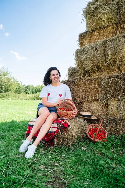 Portrait Smiling Woman Basket Strawberries Copy Space — Stock Photo, Image