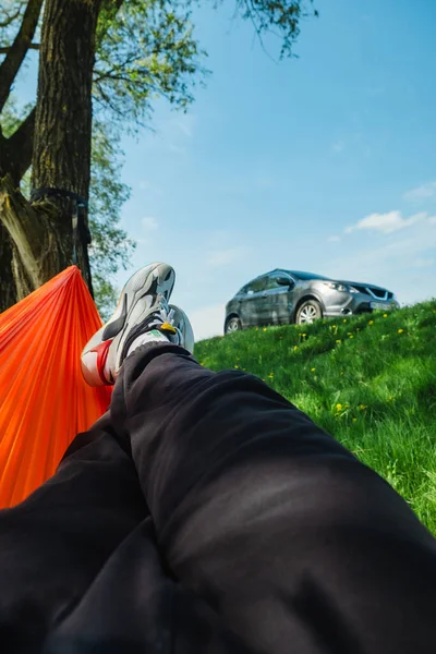 Male Legs Hammock Overlooking Parked Car Green Lawn Nature — Stock Photo, Image