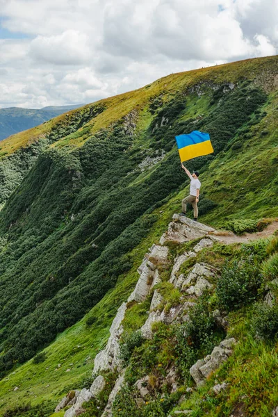 Турист Горах Українським Прапором — стокове фото