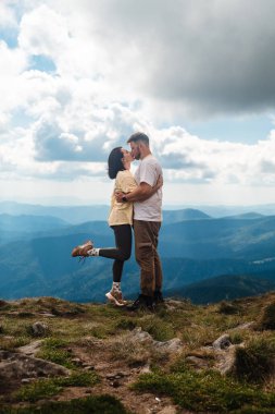 Dağda çift öpüşmesi