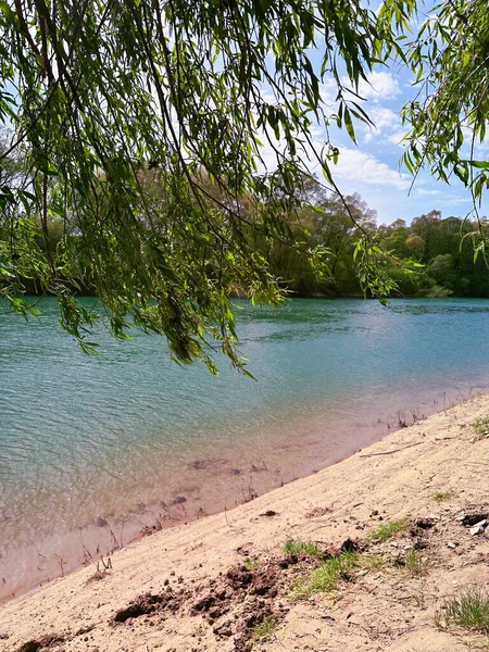 Landschaft Eines Flussufers Mit Blauem Wasser Und Zweigen Einer Trauerweide — Stockfoto