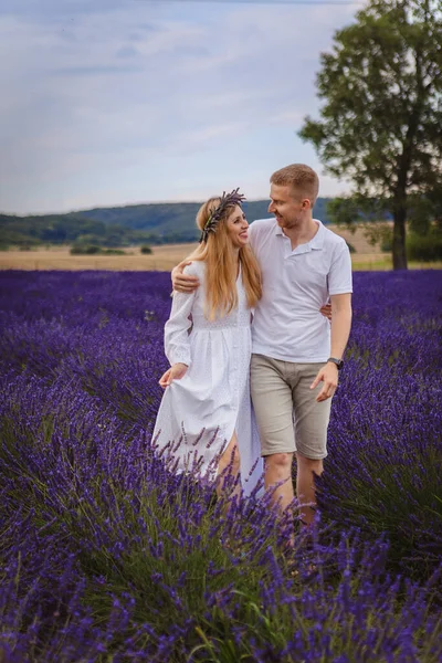 Couple Love Walking Lavender Field Cloudy Sky — Stock Photo, Image