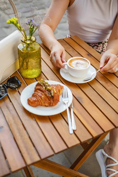 Desayuno Hecho Croissant Una Taza Café Terraza Verano Cafetería — Foto de Stock
