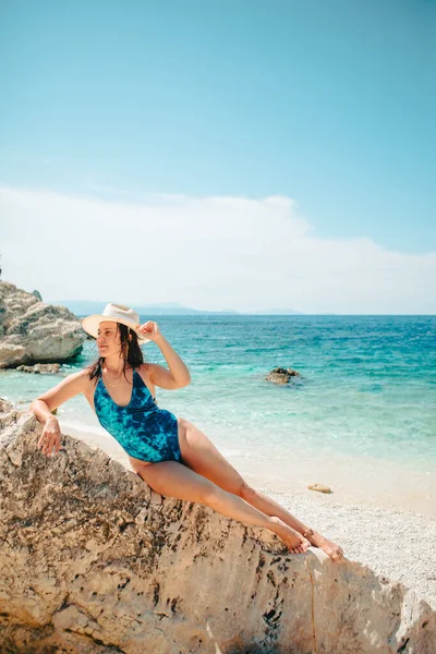 Сексуальная Женщина Синем Купальнике Лежащая Скале Пляже — стоковое фото