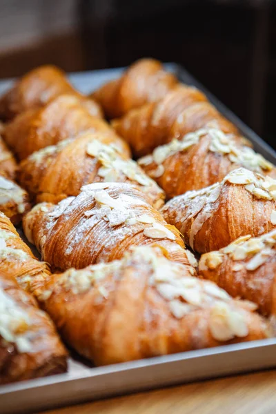 Polvilhe Croissants Acabados Assadeira Com Flocos Amêndoa Açúcar — Fotografia de Stock