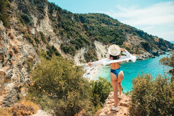 Mutlu Kadın Yaz Sahili Manzarasının Keyfini Çıkarıyor Lefkada Adası Yunanistan — Stok fotoğraf