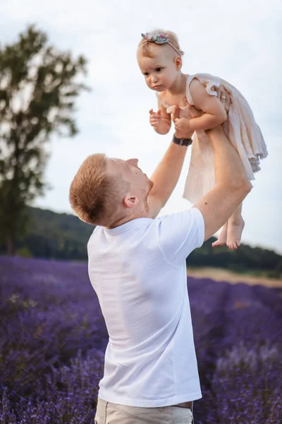 Buon Padre Solleva Sua Figlia Cielo Con Nuvole Sullo Sfondo — Foto Stock
