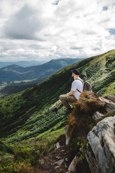 Άνθρωπος Στην Κορυφή Του Βουνού Κάθεται Στο Βράχο — Φωτογραφία Αρχείου