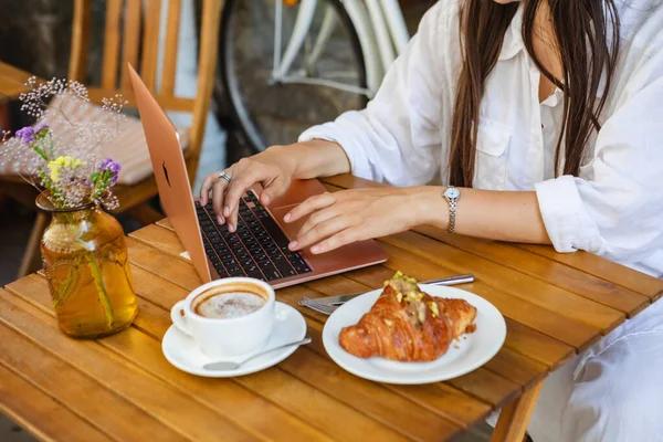Surfing Web Laptop Summer Cafe Croissant Coffee — Stock Photo, Image