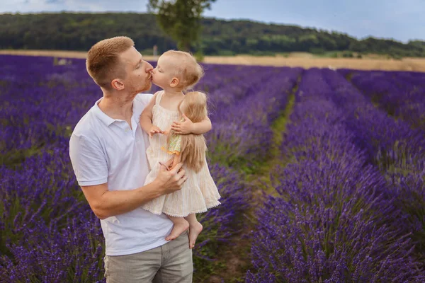 Little Girl Kisses Her Dad Family Picnic Lavender Field — Stock Photo, Image