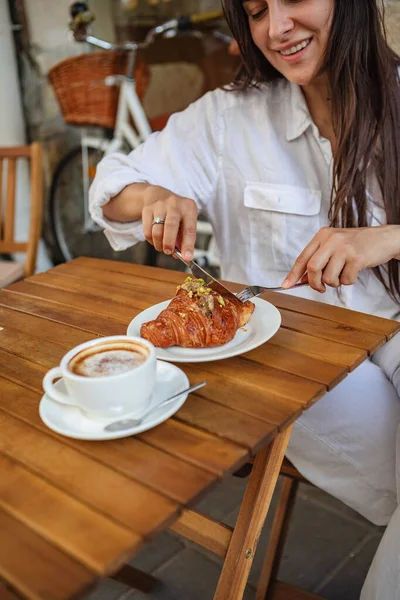 Woman Enjoys Delicious Breakfast Crisp Croissants Coffee Cafe — Stock Photo, Image