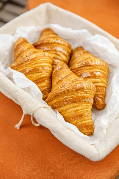 Košík Překypující Křupavými Vločkovitými Croissanty — Stock fotografie