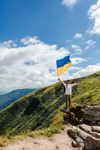 Турист Горах Українським Прапором — стокове фото