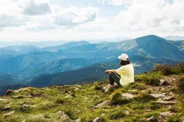 kadın dağın zirvesinde