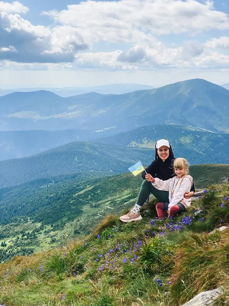 Mamma Ragazza Escursioni Montagna — Foto Stock