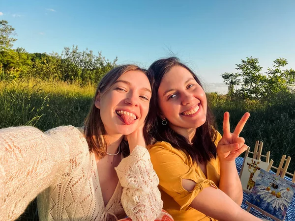 Dos Amigos Toman Una Selfie Manta Azul Para Picnic Aire — Foto de Stock