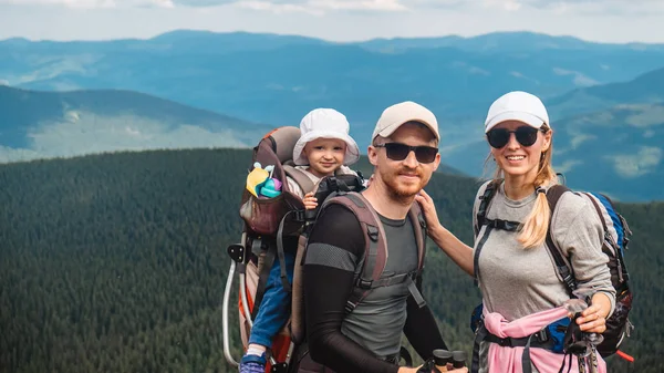 Família Com Bebê Montanhas — Fotografia de Stock