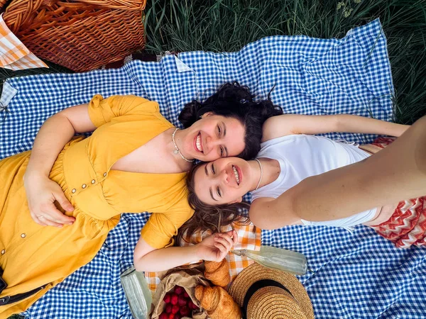 Selfie Deux Femmes Souriantes Allongées Sur Une Couverture Bleue Pique — Photo