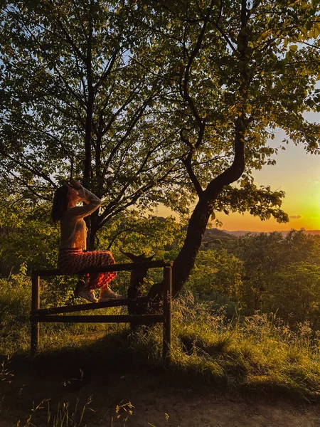 Woman Sits Fence Overlooking City Sunset — Stock Photo, Image