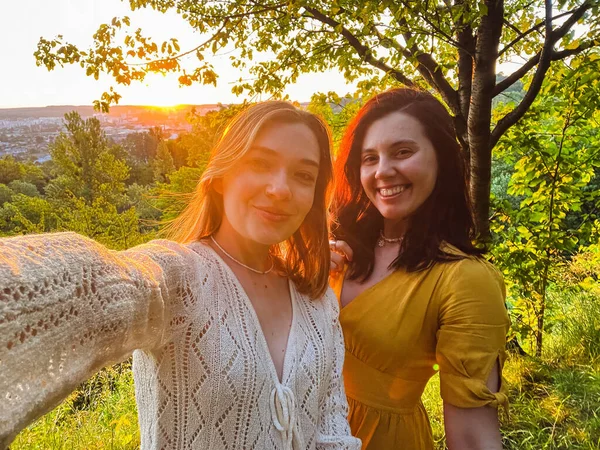 Two Best Friends Take Selfie Sunset — Stock Photo, Image