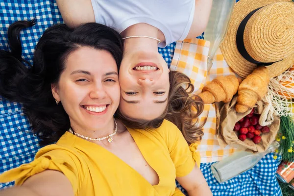 Selfie Two Friends Lying Blue Blanket Picnic Park — Stock Photo, Image