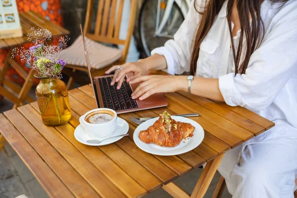 Woman Types Laptop Cafe — Stock Photo, Image