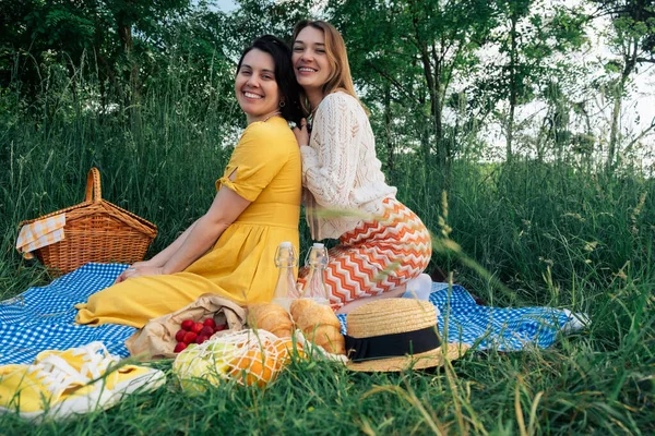 Two Girls Date Sit Blue Blanket Picnic Nature — Stock Photo, Image