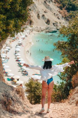 Mutlu güzel kadın deniz kıyısına gidiyor Lefkada Adası Yunanistan 'a