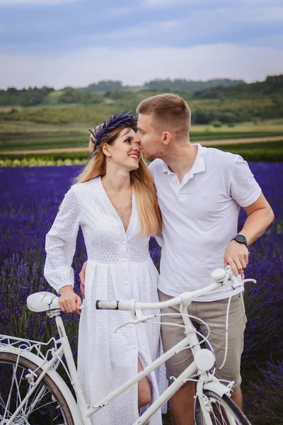 Young Couple Stands Bicycles Lavender Field Holding White Bicycle — Stock Photo, Image