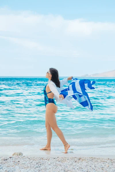 Sexy Donna Costume Bagno Blu Con Bandiera Greca Mare Spiaggia — Foto Stock