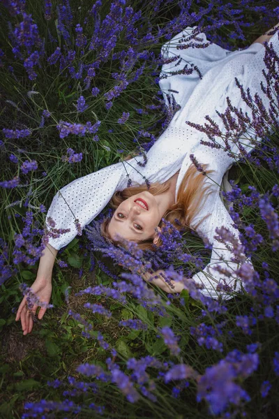 Smiling Woman Dressed White Dress Lies Middle Lavender Field Surrounded — Stock Photo, Image