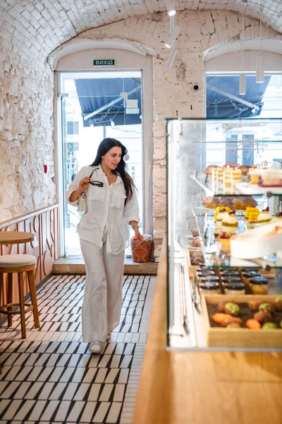 Mujer Vestido Blanco Entra Una Cafetería — Foto de Stock