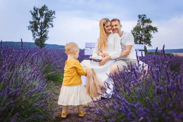 Lavender Field Parents Sit Bench Observe Daughter Distance — Stock Photo, Image