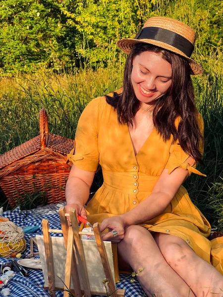 Picnic Artistry Woman Yellow Dress Hat Indulges Outdoor Painting — Stock Photo, Image