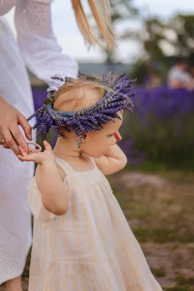 Picture Little Girl Lavender Wreath Surrounded Her Mother — Stock Photo, Image
