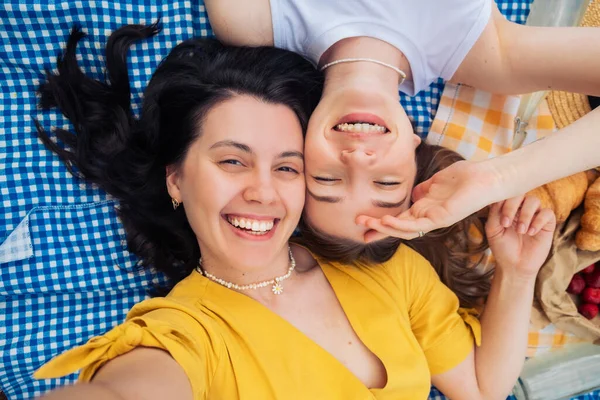 Selfie Två Glada Kvinnor Dejt Picknick — Stockfoto