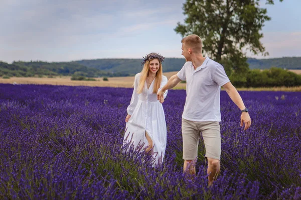 Couple Love Walking Lavender Field Cloudy Sky — Stock Photo, Image