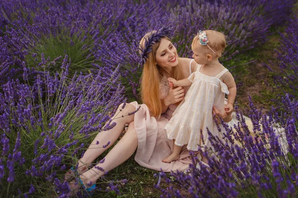 Happy Mom Daughter Picnic Lavender Field — Stock Photo, Image