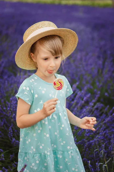 Girl Wearing Straw Hat Looks Lollipop Field Lavender She Holds — Stock Photo, Image