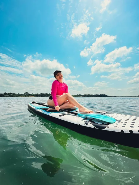 Hermosa Mujer Sentada Supboard Remando Medio Del Lago — Foto de Stock