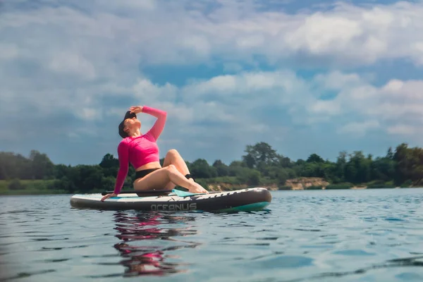 Atractiva Mujer Traje Baño Supboard Medio Del Lago — Foto de Stock
