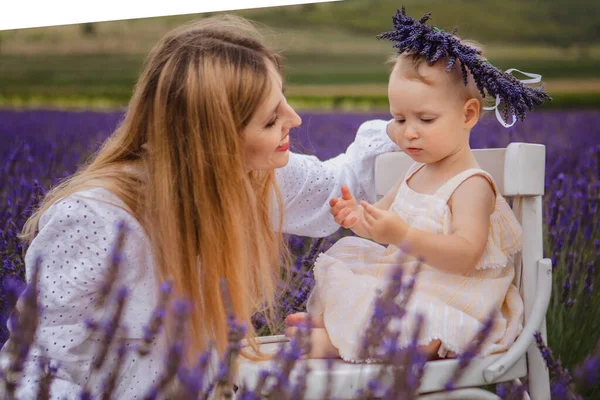 Help Her Mother Little Girl Wears Lavender Wreath Her Head — Stock Photo, Image