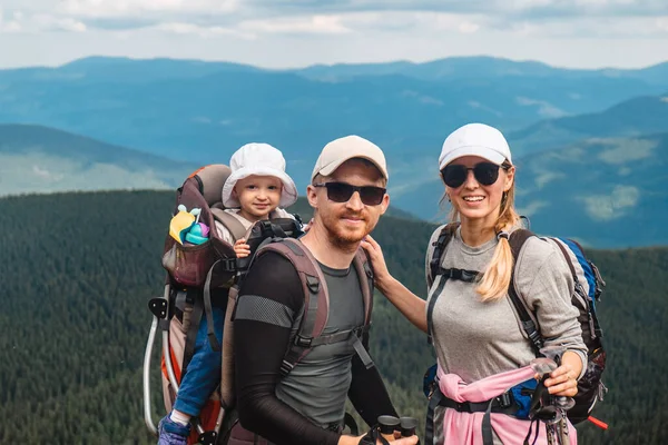 Família Com Bebê Montanhas — Fotografia de Stock