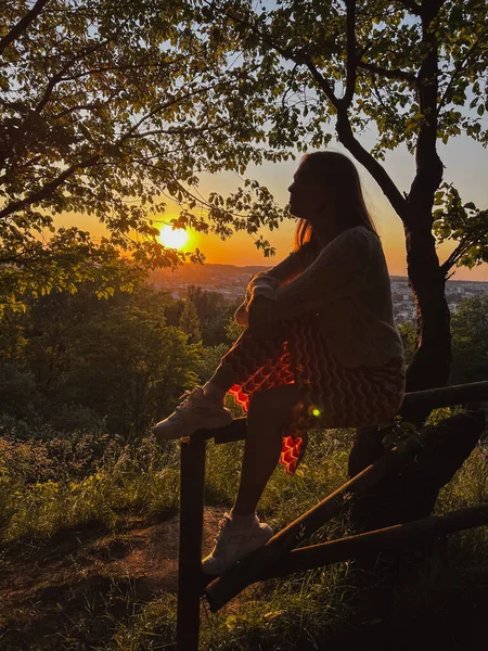 City Overlook Woman Sits Fence Captivated Sunset — Stock Photo, Image