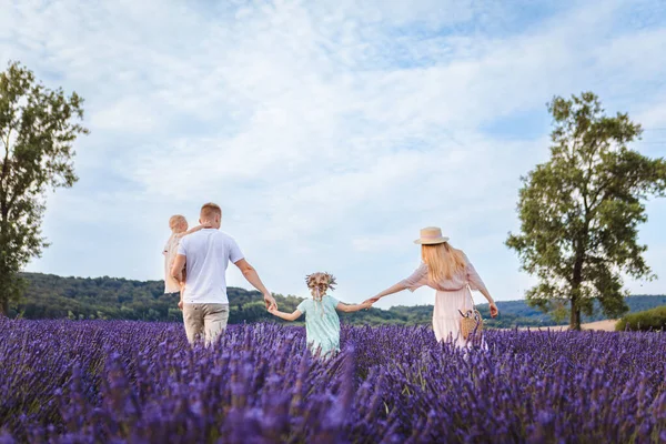 Family Walks Lavender Field Father Mother Two Daughters Back View — Stock Photo, Image