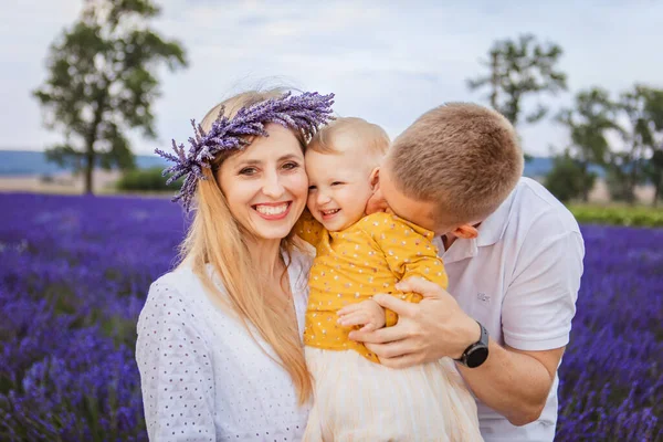 Mom Dad Little Daughter Lavender Field Enjoying Time Together Family — Stock Photo, Image